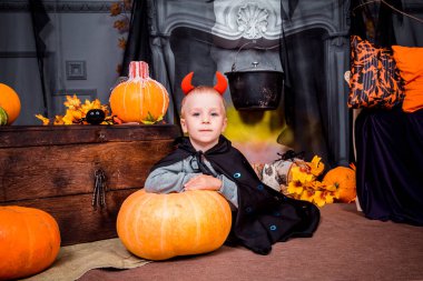 küçük çocuk halloween kameraya, büyük turuncu kabak gibi