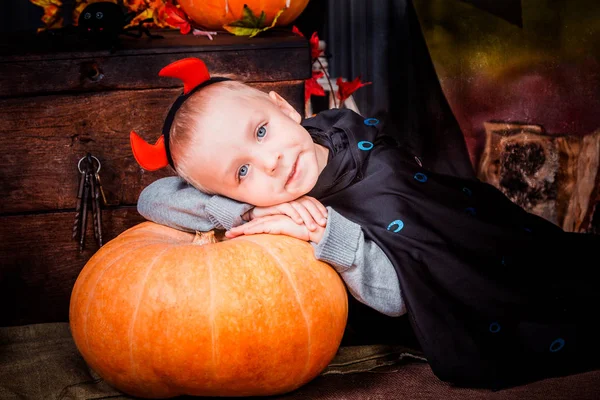 Niño Disfrazado Halloween Con Gran Calabaza Naranja —  Fotos de Stock