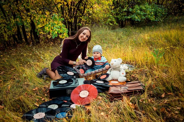 Feliz Joven Con Niño Pequeño Sentado Bosque Otoño — Foto de Stock