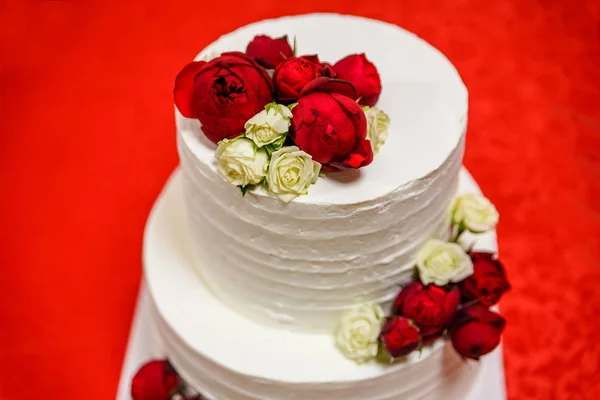Piękny Biały Tort Weselny Białych Czerwonych Róż Czerwonym Tle — Zdjęcie stockowe