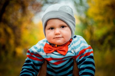 boyun sonbaharın kırmızı papyon ile şirin komik küçük çocuk