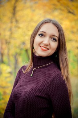 sonbaharda gülümseyen mutlu genç kadın