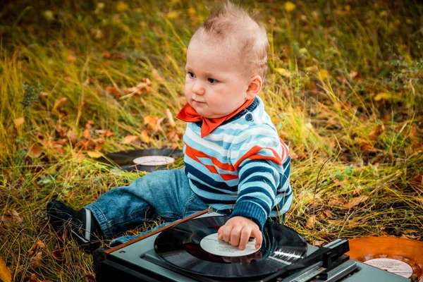 Pequeño Niño Año Con Corbata Lazo Sienta Hierba Otoño Bosque — Foto de Stock