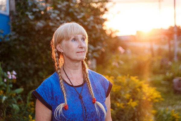 пожилые женщины с двумя косичками на закате
