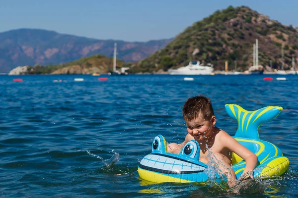 Маленький Веселый Ребенок Плавает Морю Надувной Лодке Акула Мармарис — стоковое фото