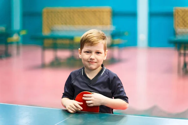 Дитина Тримає Ракетку Настільного Тенісу Приміщенні — стокове фото