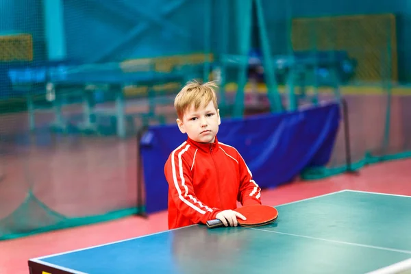 Втомлений Хлопчик Стоїть Настільному Тенісі — стокове фото