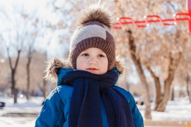 sıcak kış şapka ve atkı sokakta şirin çocuk