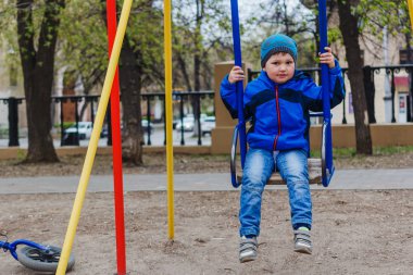 dört yaşındaki çocuk bahçesi açık havada salıncakta sürme