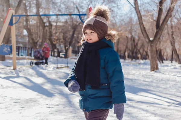 Petit Enfant Dans Une Écharpe Chaude Chapeau Hiver Dans Rue — Photo