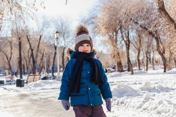 Petit Bébé Dans Une Veste Chaude Cap Hiver Extérieur — Photo