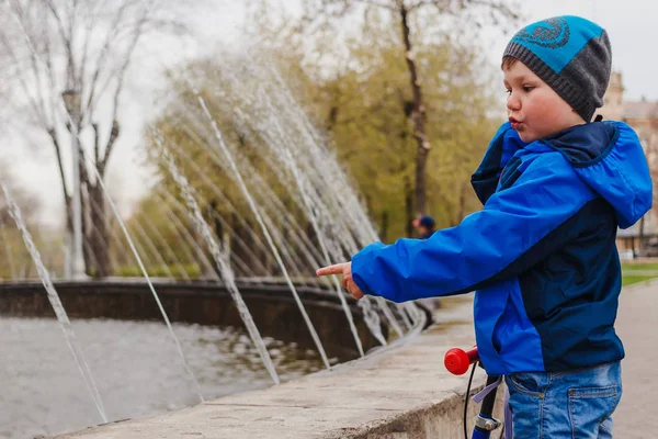 Biraz Evlat Standları Bir Sokak Fountain Yakınındaki — Stok fotoğraf