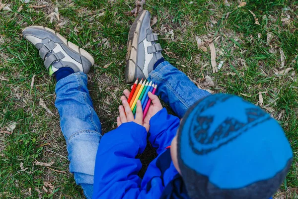 Цветные Карандаши Детских Руках Открытом Воздухе — стоковое фото