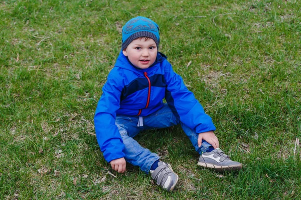 Маленький Мальчик Джинсах Сидит Зеленой Траве — стоковое фото