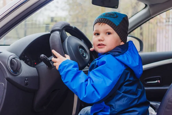 Küçük Çocuk Bir Arabanın Direksiyonuna Oturan — Stok fotoğraf