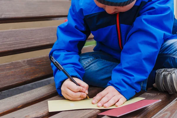 Дитина Пише Ручку Папері Відкритому Повітрі Вчиться Писати — стокове фото