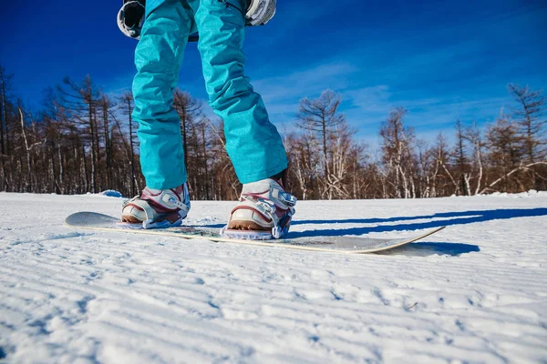 Los Pies Femeninos Sobre Tabla Snowboard Sobre Ladera Montaña Cielo — Foto de Stock