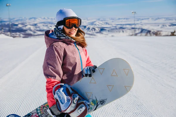 Hermosa Snowboarder Gafas Naranja Con Snowboard Ladera Montaña — Foto de Stock