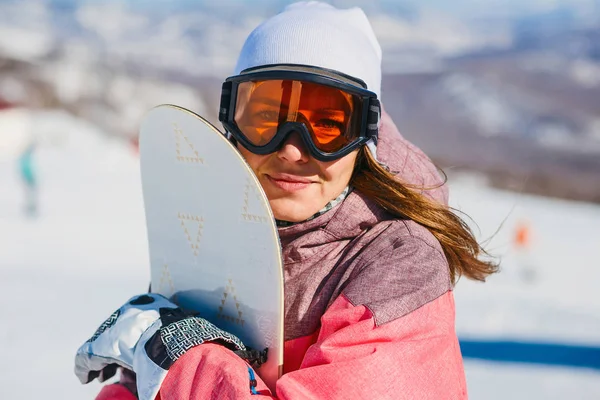 Una Joven Feliz Mujer Gafas Con Snowboard Esquí Naranja — Foto de Stock