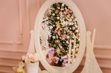 Zarif Noel ağacı Noel oyuncak aynada yansıyan