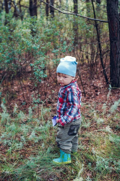 Niño Dos Años Con Botas Goma Una Pala Bosque —  Fotos de Stock