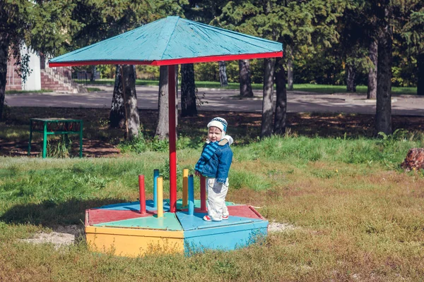 Petit Garçon Jouant Dans Cour Récréation Extérieur — Photo