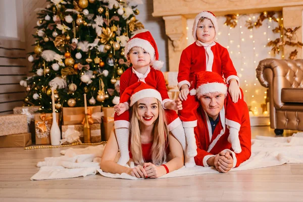 Fröhliche Fröhliche Kinder Und Eltern Feiern Weihnachten Papa Mama Kinder — Stockfoto