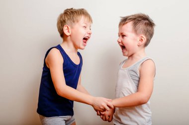 iki çocuk çığlık beyaz bir arka planda çocuk histeri