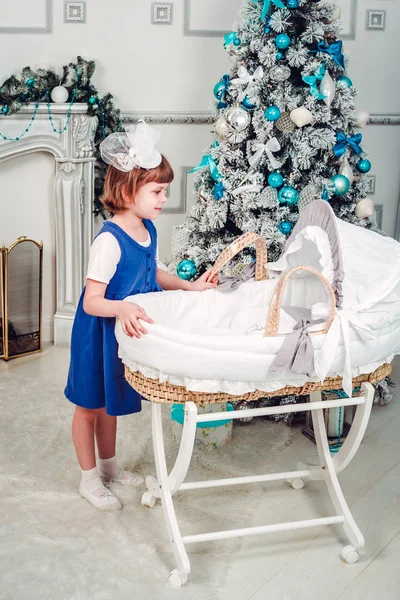Lilla Flickan Kikar Vaggan Till Jul — Stockfoto