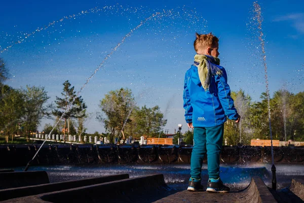 Ребенок Стоит Городского Фонтана Брызгает Водой — стоковое фото