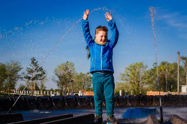 Веселый Мальчик Стоящий Фонтане Брызгает Водой — стоковое фото