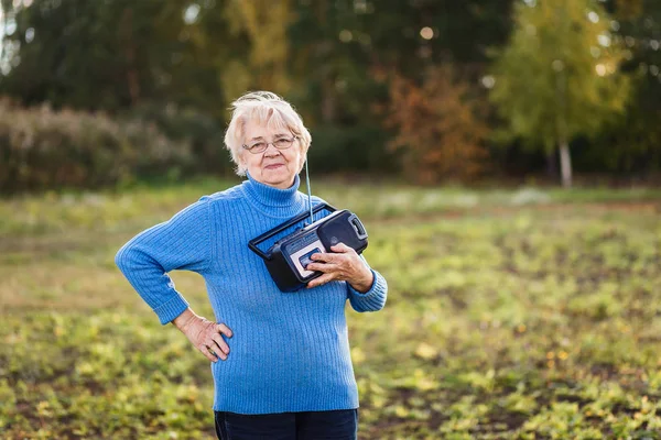 Положительная Женщина Отставке Магнитофоном Руках Открытом Воздухе — стоковое фото