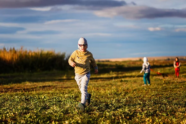 Niño Seis Años Edad Con Gafas Corriendo Sobre Hierba —  Fotos de Stock