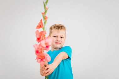 Çocuk çiçek beyaz arka plan üzerinde verir.