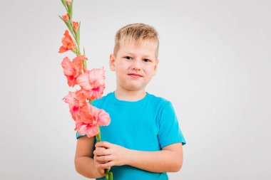 altı yaşındaki yakışıklı çiçek beyaz arka plan üzerinde el ile
