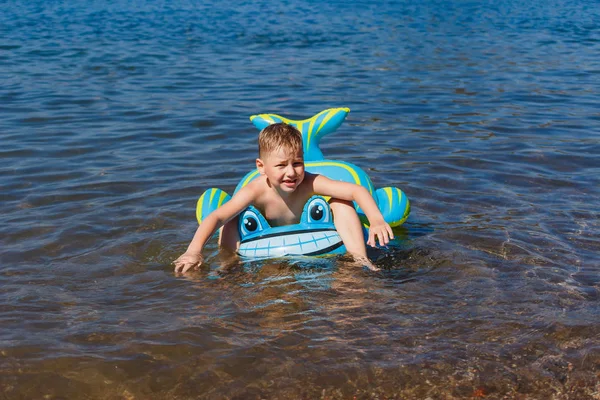 Ευτυχισμένο Αγόρι Επιπλέει Καουτσούκ Δελφίνι Στη Θάλασσα — Φωτογραφία Αρχείου