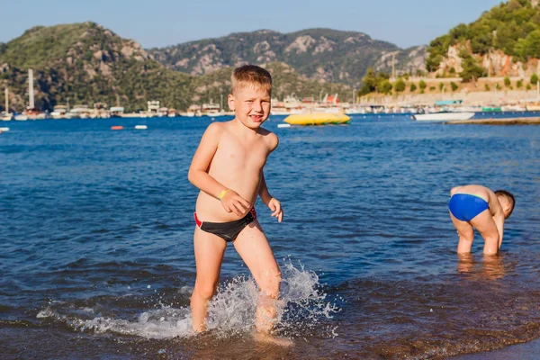 Letni Chłopiec Biegnie Morza Turcji — Zdjęcie stockowe