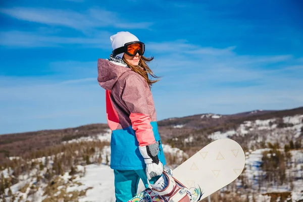 Young Woman Snowboarding Stands High Mountains Winter Female Snowboarder — Stock Photo, Image