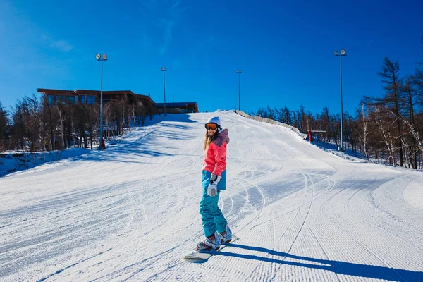 Una Mujer Joven Baja Las Montañas Una Tabla Snowboard Snowboarder — Foto de Stock