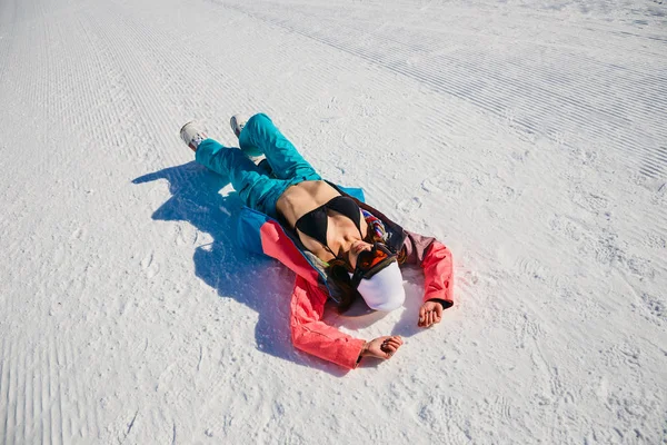 Mujer Joven Traje Baño Gafas Esquí Naranja Que Yacen Nieve — Foto de Stock