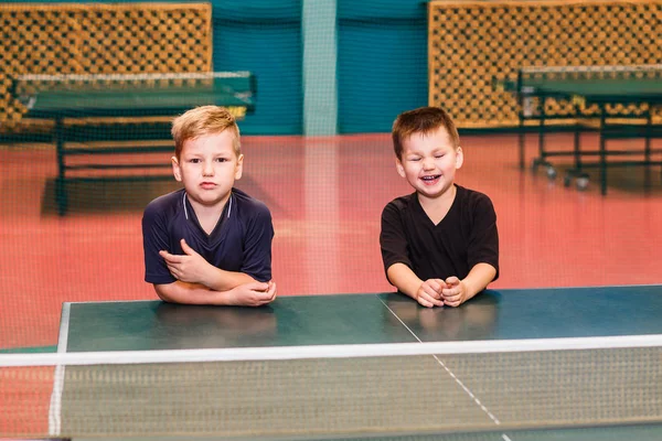 Дети Стоят Настольного Тенниса Помещении — стоковое фото