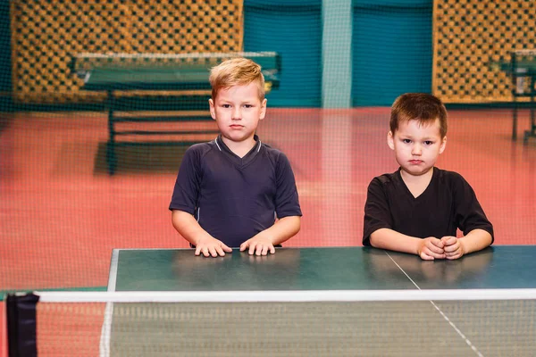 Два Серьезных Мальчика Спортивной Форме Стоящих Столом Настольного Тенниса Помещении — стоковое фото