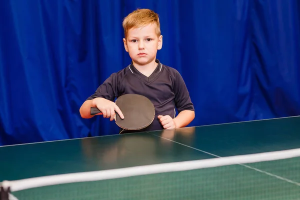 Мальчик Черными Рейнджерами Настольного Тенниса Помещении — стоковое фото