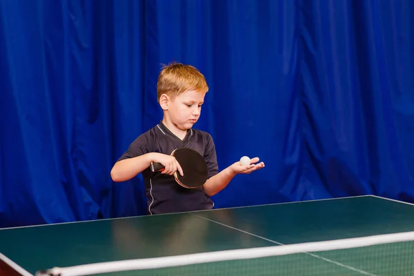 Ребенок Делает Подачу Настольный Теннис Помещении — стоковое фото