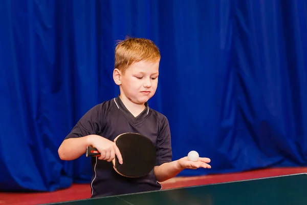 Хлопчик Робить Подачу Настільному Тенісі Приміщенні — стокове фото