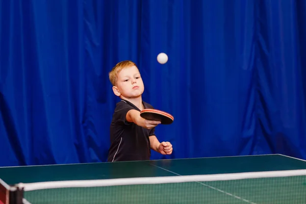 Мальчик Семь Лет Играл Настольный Теннис Помещении — стоковое фото