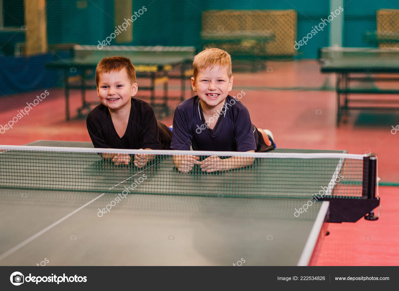 Bambini Risata Nel Tennis Tavolo Due Ragazzi Trovano Sul