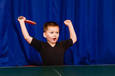 beş yaşındaki çocuk masa tenisi zaferle sahiptir