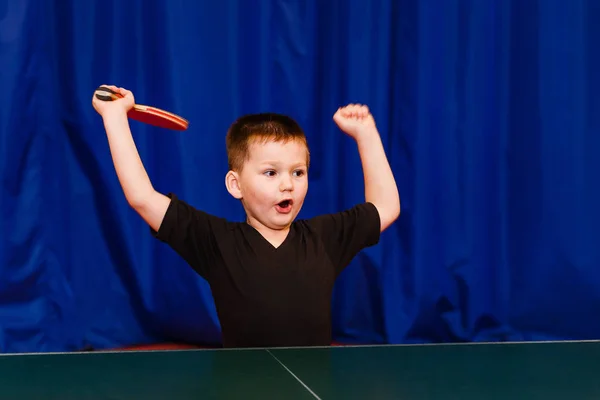 Five Year Old Boy Cieszy Zwycięstwo Tenisie Stołowym — Zdjęcie stockowe