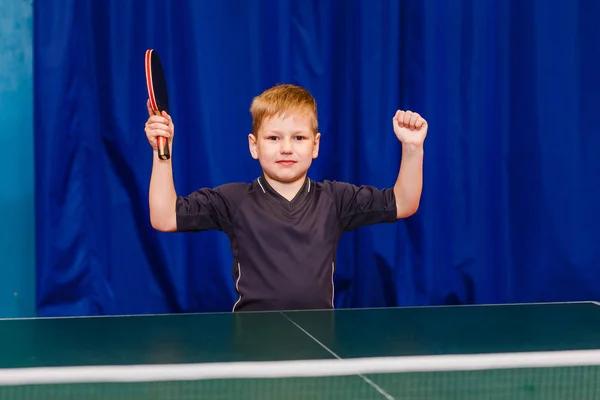 Семилетний Ребенок Рад Победе Настольном Теннисе — стоковое фото